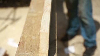 marangoz ahşap ev yapımı için kesmek