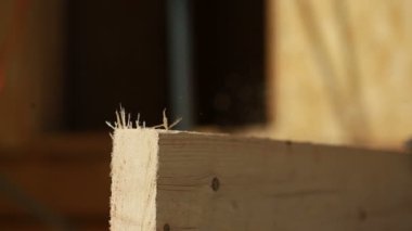 marangoz ahşap ev yapımı için kesmek