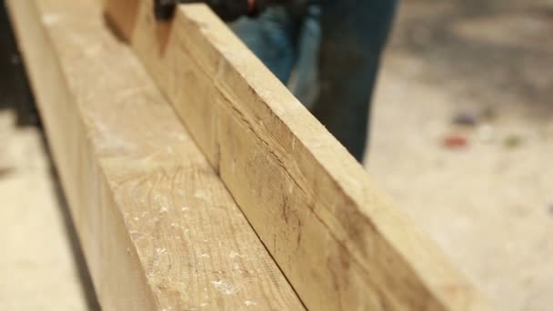 Carpinteiro cortar madeira para a construção da casa — Vídeo de Stock
