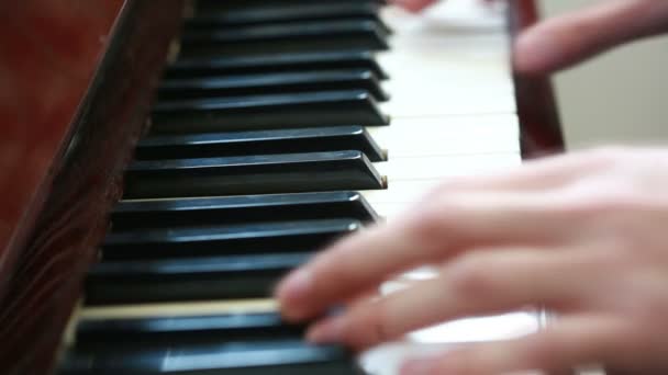 Spela piano. man spelar piano — Stockvideo