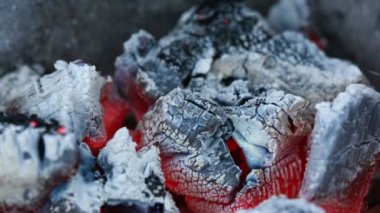 kömürlerin yaşıyorum. için için yanan kömür ızgara.