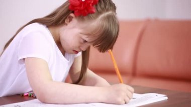 Konuşma terapisi sahip Downs Sendromu kız. Down sendromu resim kızla