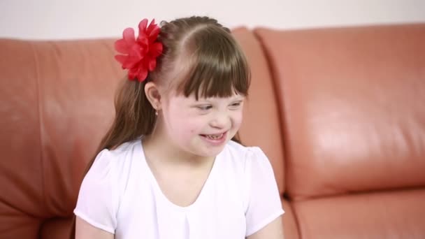 Emozioni di una bambina con sindrome di Down. ragazza disabile ride — Video Stock