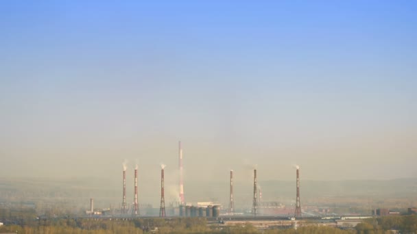 공기, 생태 테마, 굴뚝에서 연기 오염 공장 파이프 — 비디오