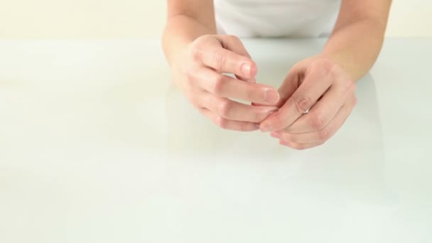 Mãos femininas isoladas em branco — Vídeo de Stock