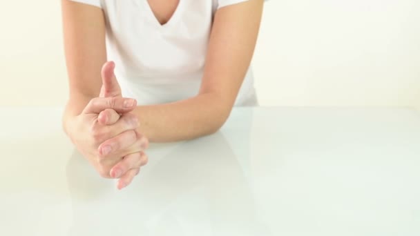 Mãos femininas isoladas em branco — Vídeo de Stock