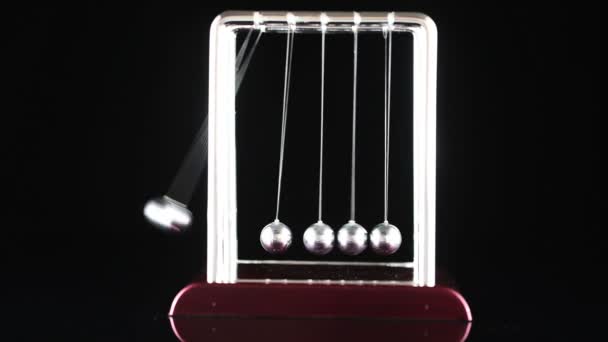 Newtons Cradle, stůl hračka kyvadlo, — Stock video