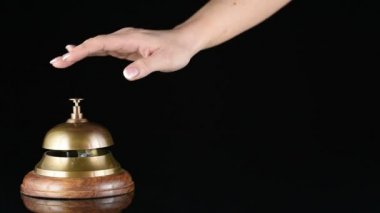 Siyah arka plan masaya servis çan zil el