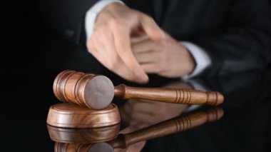 Yargıç. Hakem çekiç ve yargı cüppeli bir adam