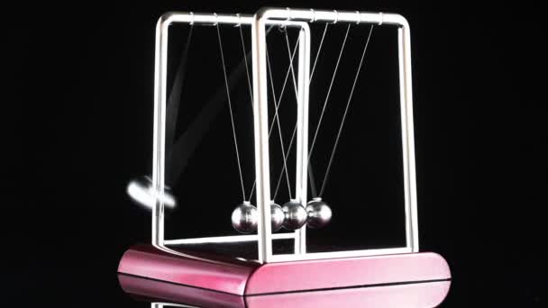 Newtons Cradle, Маятник настольных игрушек , — стоковое видео