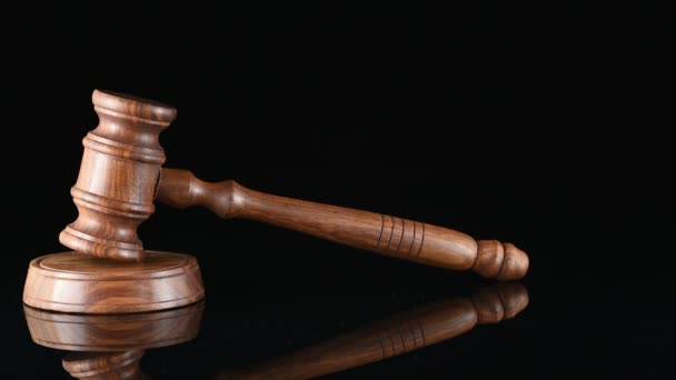 法官。裁判员锤及一名男子在司法袍 — 图库视频影像