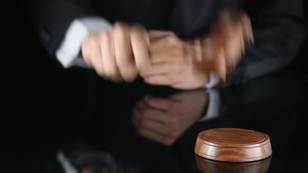 Juge. Arbitre marteau et un homme en robe judiciaire — Video