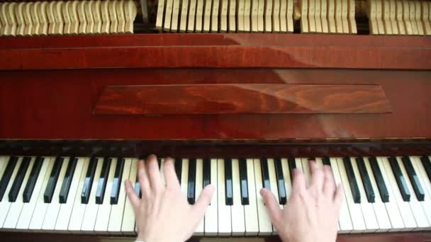 Spela piano. man spelar piano — Stockvideo