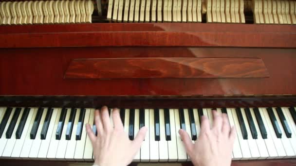 Je joue du piano. homme jouant du piano — Video