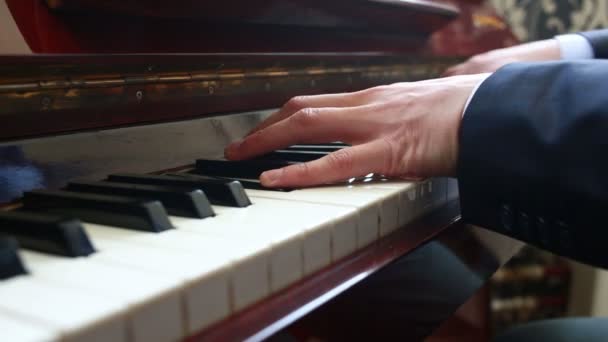 Pianospelen. man piano spelen — Stockvideo