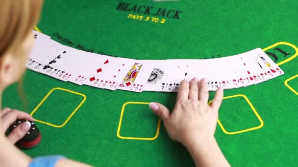 Crupier jugando a las cartas en una mesa de poker — Vídeos de Stock