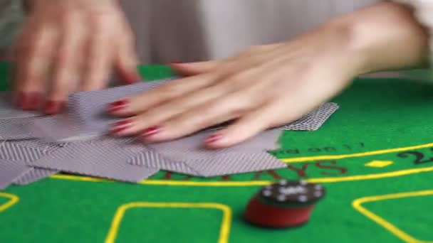 Crupier jugando a las cartas en una mesa de poker — Vídeo de stock