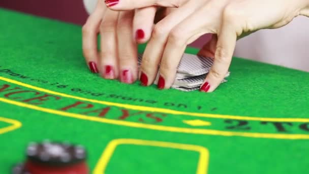 Dealer, der mit Spielkarten am Pokertisch hantiert — Stockvideo