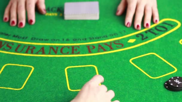 Prodejce manipulační hrací karty u pokerového stolu — Stock video