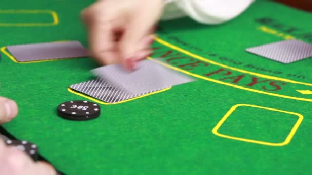 Crupier jugando a las cartas en una mesa de poker — Vídeo de stock