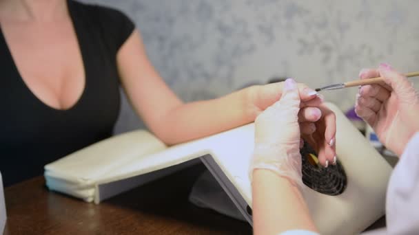 Manicura tratando al cliente en el salón de belleza — Vídeo de stock