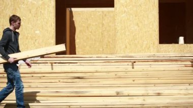 ahşap plakalar ile genç yakışıklı Oluşturucu