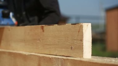 marangoz ahşap ev yapımı için kesmek