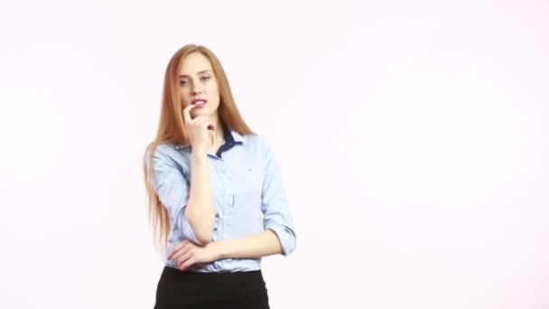 Vrouwen gebaar van verleiding, preening. meisje in blous. Geïsoleerd op een witte achtergrond. lichaamstaal. vrouwen gebaren. non-verbale signalen. vinger in de mond... Het toont zich — Stockvideo