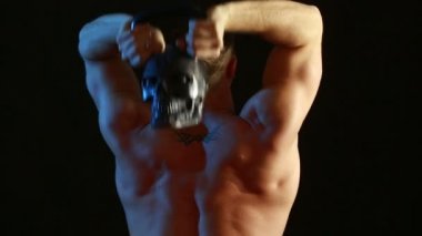 Genç erkekler su ısıtıcısı çan kaldırma