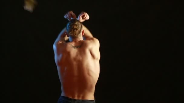 Muscular jovem sexy nu bonito homem. dança striptease masculina. notas de mosca — Vídeo de Stock