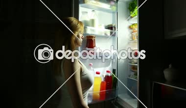 Kadın geceleri buzdolabı açılır. gece açlık. diyet. pasta yemeye