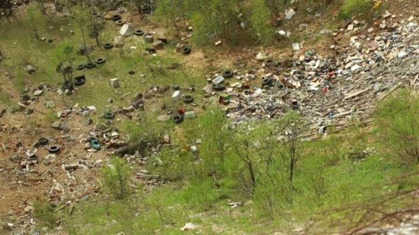 Stortplaats in stad, grote hoeveelheid afval gedumpt — Stockvideo