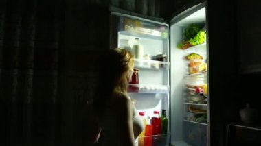 Kadın geceleri buzdolabı açılır. gece açlık. diyet. Sandviç yeme