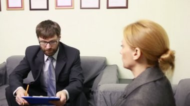 adam iş kadını görüşme. Şefe rapor