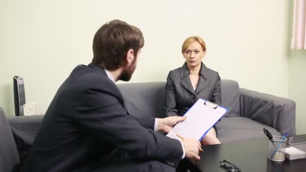 El hombre entrevistará a la mujer de negocios. informe al Jefe — Vídeo de stock