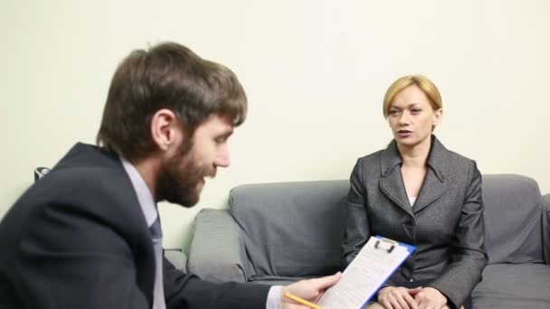 El hombre entrevistará a la mujer de negocios. informe al Jefe — Vídeo de stock