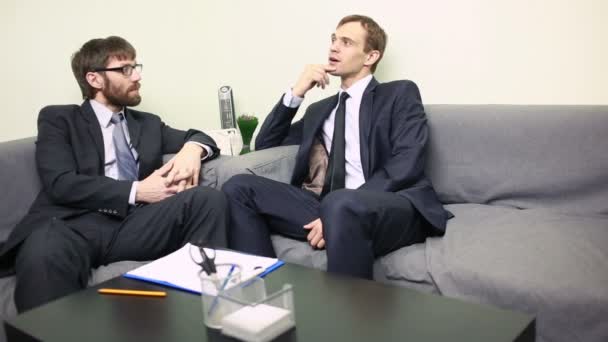 Zwei Geschäftsleute diskutieren emotional über Pläne. — Stockvideo