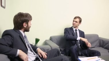 İki işadamı duygusal planları tartışmak.