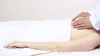 eroticheskiy-massazh-po-uvelicheniyu-grudi-video