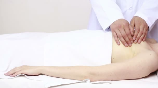 Schoonheid vrouw ontvangen massage van de borst. borstonderzoek. mammolog — Stockvideo