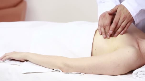 Beauté femme recevant massage des seins. examen des seins. mamolog — Video