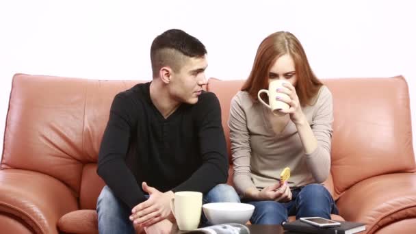 У пары серьезный разговор на диване дома — стоковое видео