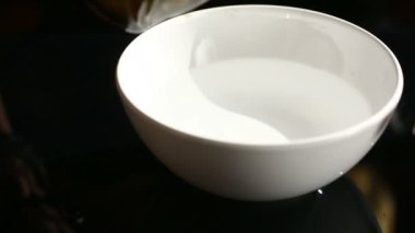 Kehanet mum ile. su içine balmumu dökülen kadın.