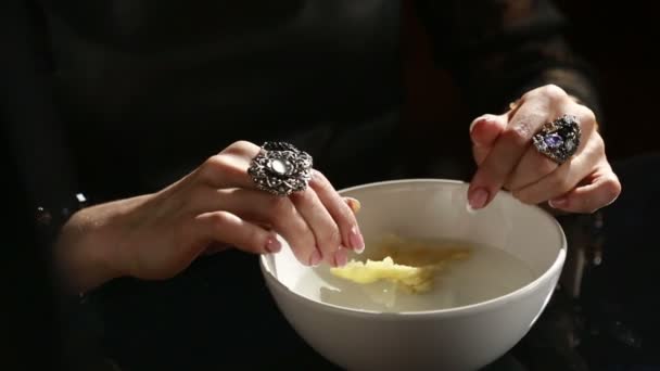 Divination with candle. woman pouring wax into the water. — Stock Video