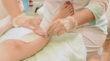 Kadın terapist müşteriler bacak güzellik Spa ağda closeup. Depilasyon bacaklar