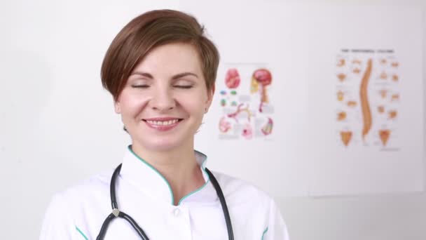 Doctora, enfermera sosteniendo las pastillas. Retrato de una hermosa doctora feliz parada en el hospital — Vídeos de Stock