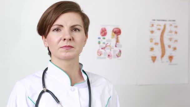 Női orvos fecskendővel. Nő orvos gazdaság egy fecskendő. zord arc — Stock videók