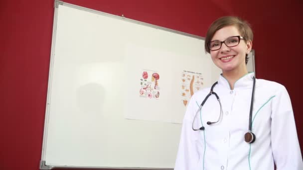 Женщина-врач, медсестра держит таблетки. Портрет прекрасной счастливой женщины-врача, стоящей в больнице — стоковое видео