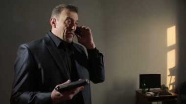 kızgın işadamı telefonla söyledi silahını sallayarak. muhatap tehdit