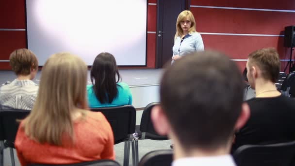 Hermosa mujer de negocios está hablando en conferencia . — Vídeo de stock